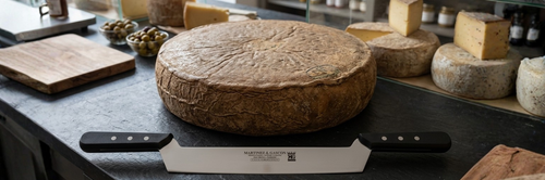 Comment utiliser un couteau à fromage à deux manches ?