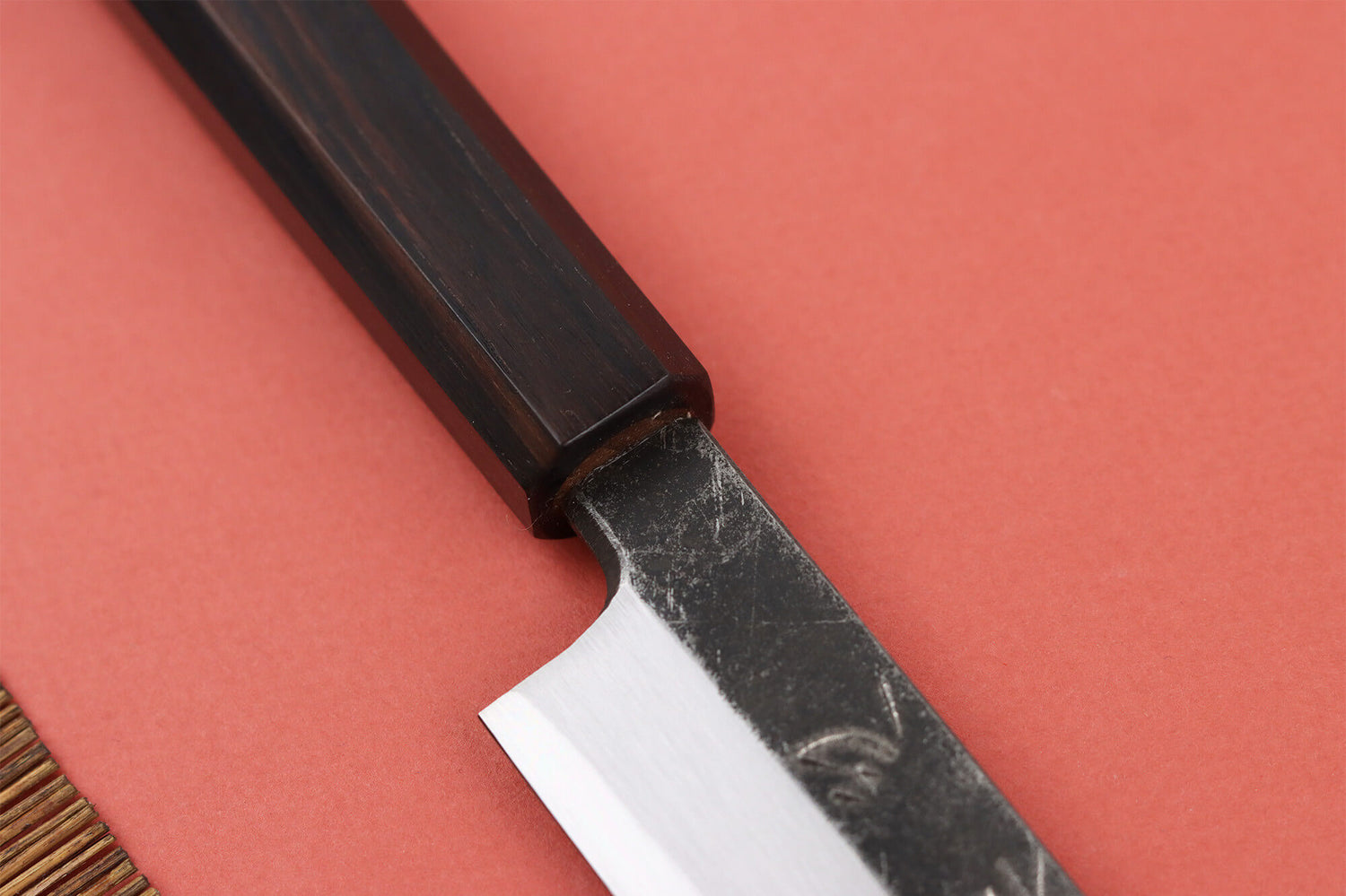 Couteau yanagiba 26cm japonais artisanal Hatsukokoro Shirasagi manche en ébène