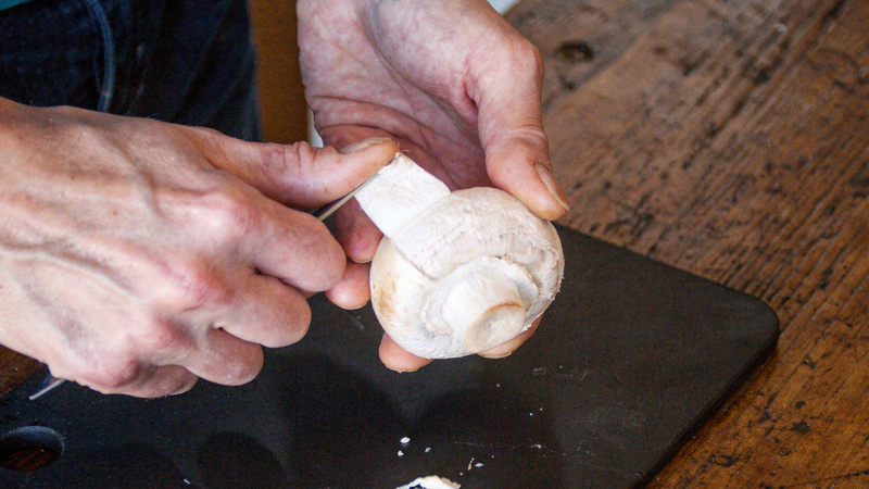 Comment éplucher un champignon et pourquoi ?